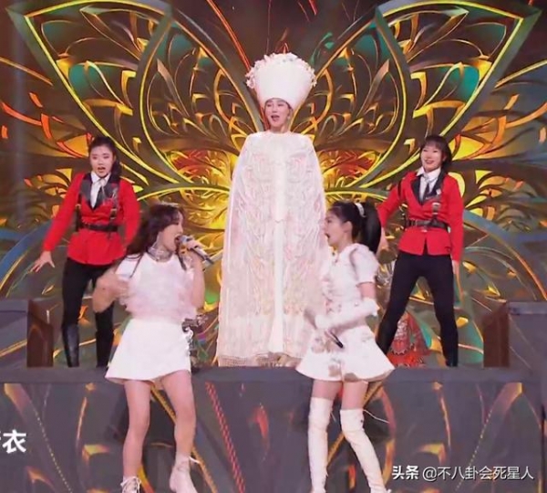 湖南春晚众星状态，高圆圆温柔，何炅碾压周深身材，刘谦发福明显