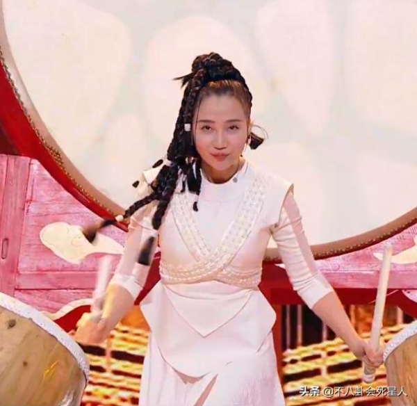 湖南春晚众星状态，高圆圆温柔，何炅碾压周深身材，刘谦发福明显