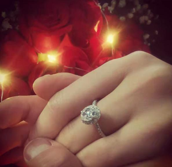 34岁男星官宣结婚！送小8岁女友超大钻戒，求婚现场布满玫瑰太甜