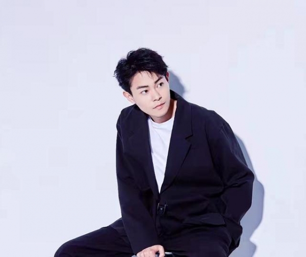 34岁男星官宣结婚！送小8岁女友超大钻戒，求婚现场布满玫瑰太甜