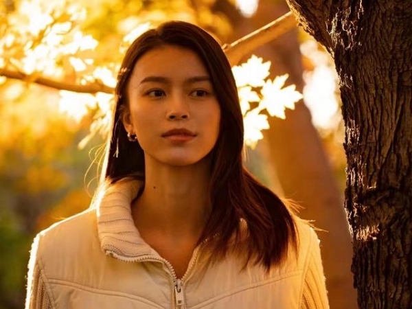 34岁男星官宣结婚！送小8岁女友超大钻戒，求婚现场布满玫瑰太甜