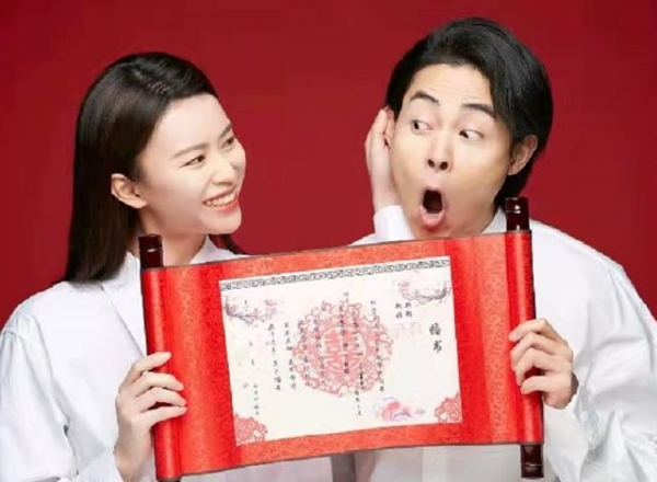 34岁男星官宣结婚！送小8岁女友超大钻戒，求婚现场布满玫瑰太甜