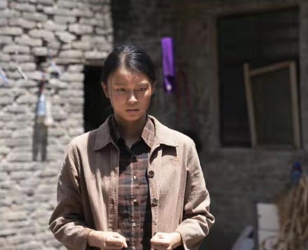 34岁男星官宣结婚！送小8岁女友超大钻戒，求婚现场布满玫瑰太甜