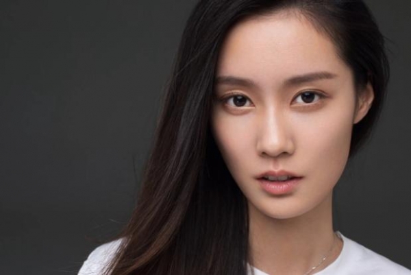 34岁男星官宣结婚！送小8岁女友超大钻戒，求婚现场布满玫瑰太甜