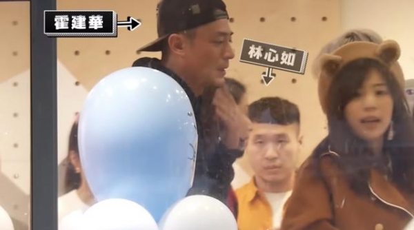 林心如晒46岁庆生照，从背后搂住霍建华，两人贴脸合影甜蜜放闪