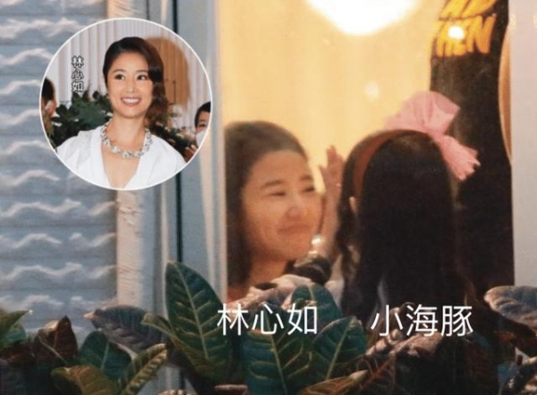 林心如晒46岁庆生照，从背后搂住霍建华，两人贴脸合影甜蜜放闪