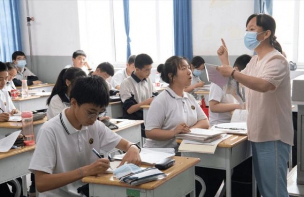 教育部发布消息，教师工资不低于当地公务员，评论区言论却一边倒