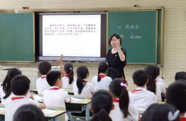 教育部发布消息，教师工资不低于当地公务员，评论区言论却一边倒