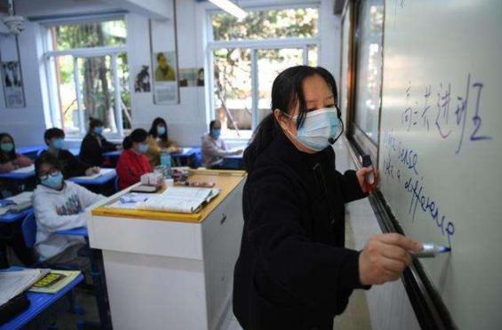 教育部发布消息，教师工资不低于当地公务员，评论区言论却一边倒