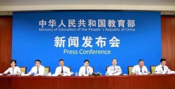 教育部发布消息，教师工资不低于当地公务员，评论区言论却一边倒