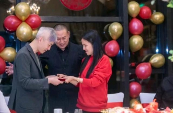 央视主持人管彤与老公庆祝结婚十周年，52岁老搭档亚宁惊喜现身