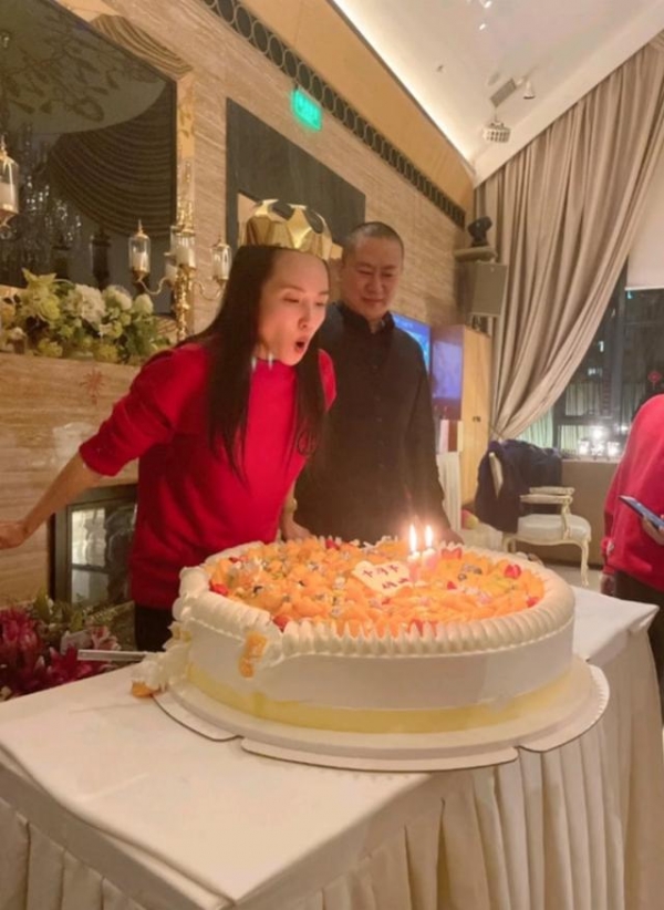 央视主持人管彤与老公庆祝结婚十周年，52岁老搭档亚宁惊喜现身