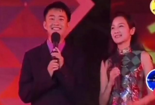 央视主持人管彤与老公庆祝结婚十周年，52岁老搭档亚宁惊喜现身