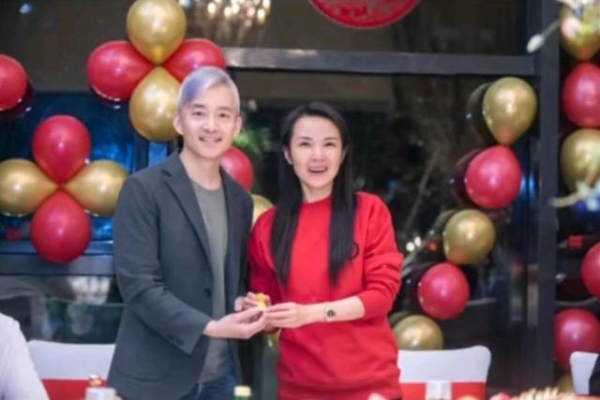 央视主持人管彤与老公庆祝结婚十周年，52岁老搭档亚宁惊喜现身