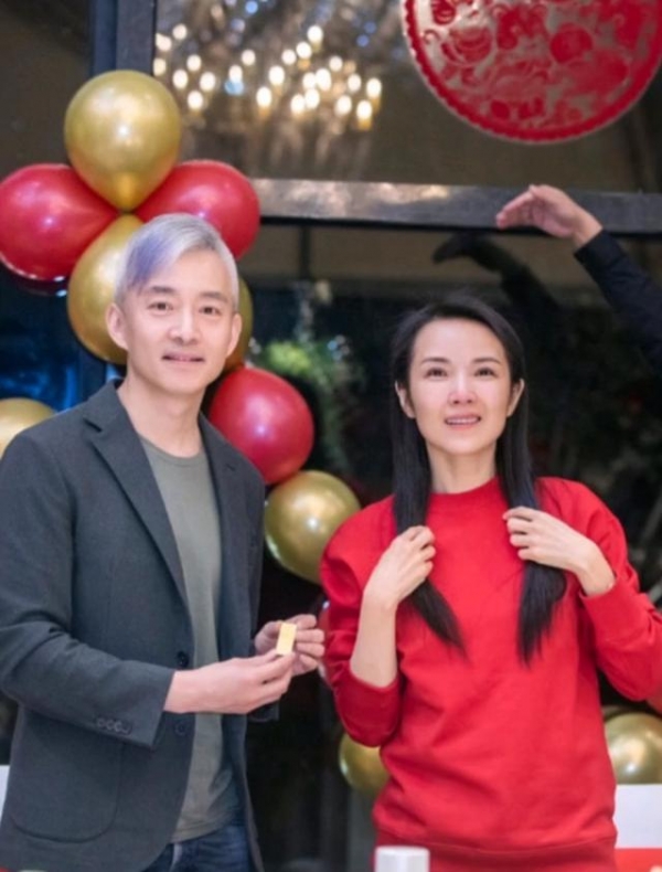 央视主持人管彤与老公庆祝结婚十周年，52岁老搭档亚宁惊喜现身