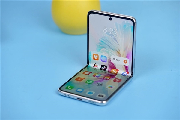 比国内贵400：华为P50 Pocket海外开卖