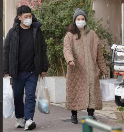 36岁日剧女神苍井优宣布怀孕，孕肚照曝光，与谐星丈夫恩爱散步