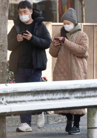36岁日剧女神苍井优宣布怀孕，孕肚照曝光，与谐星丈夫恩爱散步
