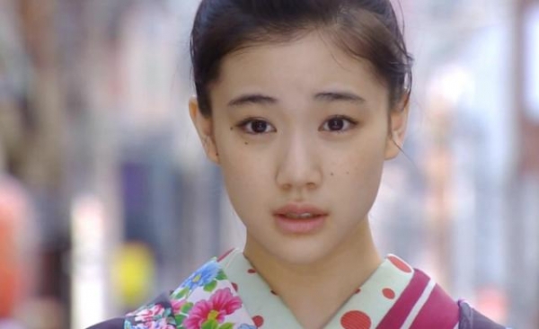 36岁日剧女神苍井优宣布怀孕，孕肚照曝光，与谐星丈夫恩爱散步