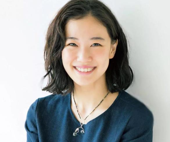 36岁日剧女神苍井优宣布怀孕，孕肚照曝光，与谐星丈夫恩爱散步