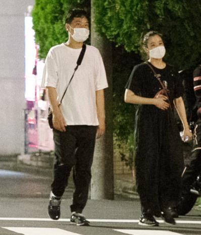 36岁日剧女神苍井优宣布怀孕，孕肚照曝光，与谐星丈夫恩爱散步