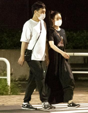 36岁日剧女神苍井优宣布怀孕，孕肚照曝光，与谐星丈夫恩爱散步