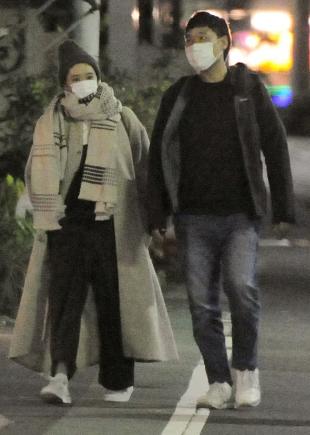 36岁日剧女神苍井优宣布怀孕，孕肚照曝光，与谐星丈夫恩爱散步