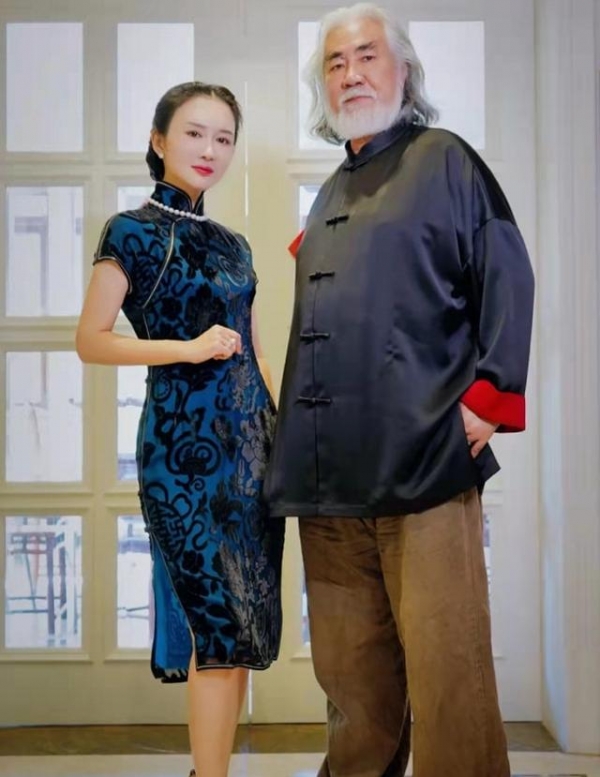 张纪中夫妇拍婚纱照，猛夸小31岁娇妻像花仙子，杜星霖望夫眼好甜