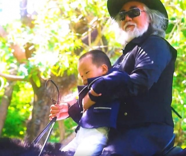 张纪中夫妇拍婚纱照，猛夸小31岁娇妻像花仙子，杜星霖望夫眼好甜