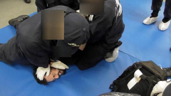 巴西男子指控日本入国管理局对其施加暴行，日媒公开施暴视频