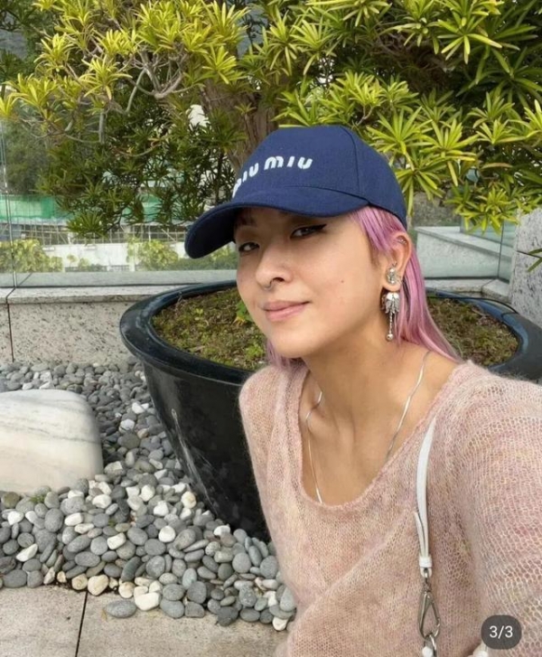 陈奕迅47岁老婆徐濠萦逆生长,晒粉发照不像孩子妈,老公挣钱给她花