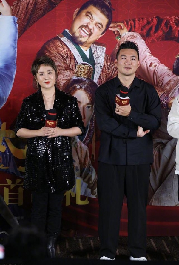 马丽首次晒一家三口合照，淑女风穿得像孕妇装，2岁儿子太像妈妈
