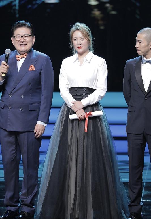 马丽首次晒一家三口合照，淑女风穿得像孕妇装，2岁儿子太像妈妈
