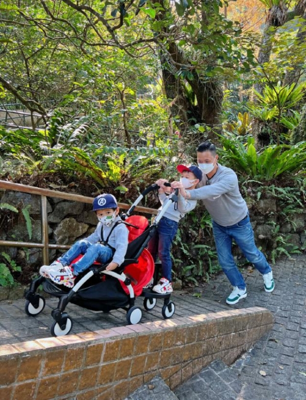 胡杏儿情人节晒夫妻合照，无滤镜白发抢镜，被指生三胎后气血不足