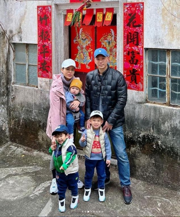 胡杏儿情人节晒夫妻合照，无滤镜白发抢镜，被指生三胎后气血不足