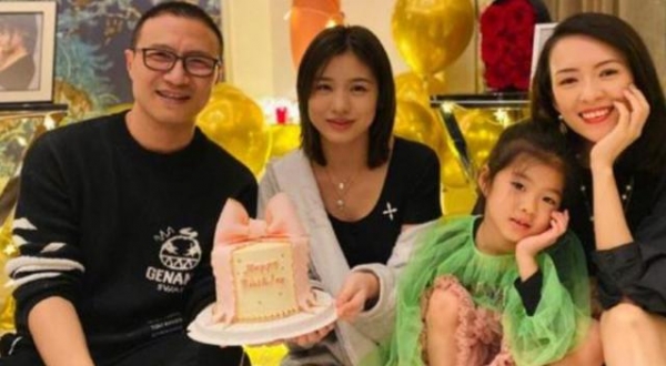 章子怡与汪峰过情人节，素颜亲自下厨包饺子，豪宅厨房还摆监控器