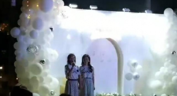 章子怡与汪峰过情人节，素颜亲自下厨包饺子，豪宅厨房还摆监控器