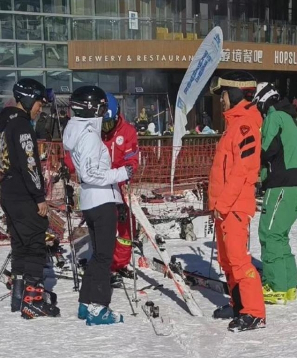 章子怡与汪峰过情人节，素颜亲自下厨包饺子，豪宅厨房还摆监控器