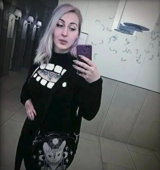 德国美丽女孩花21万打造吸血鬼形象，60%皮肤纹身，眼球也纹了