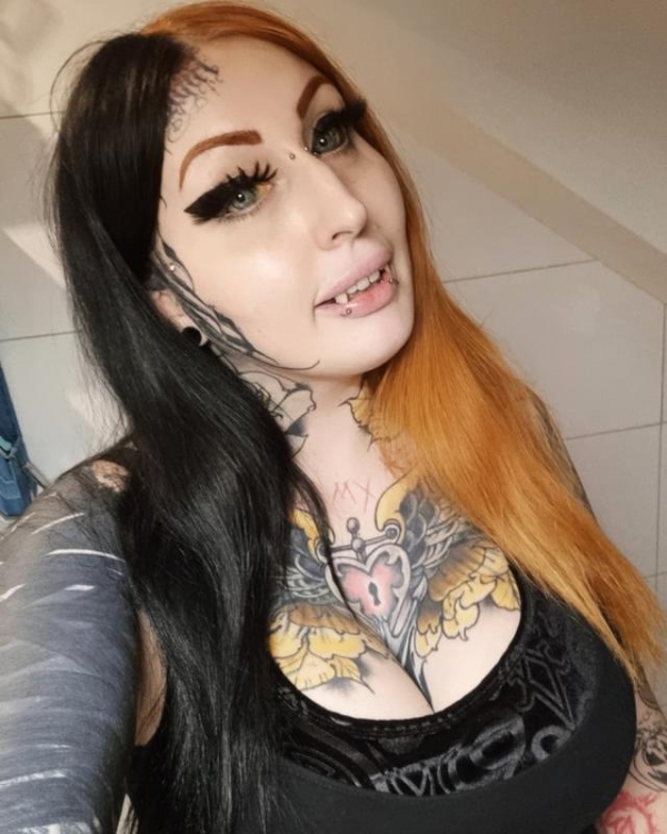 德国美丽女孩花21万打造吸血鬼形象，60%皮肤纹身，眼球也纹了