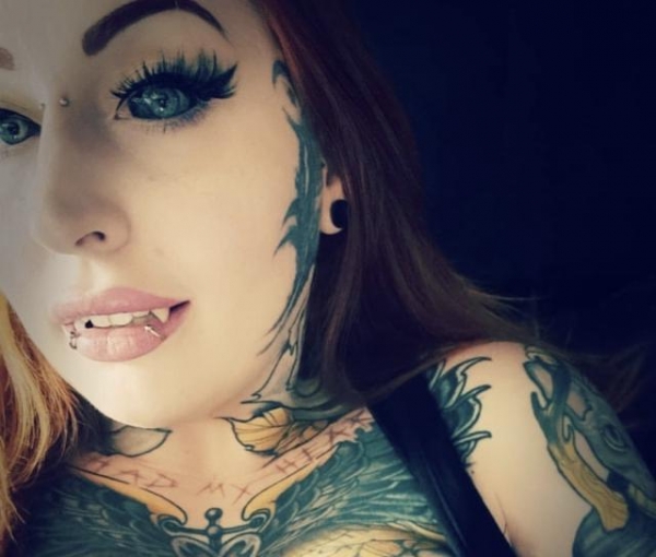 德国美丽女孩花21万打造吸血鬼形象，60%皮肤纹身，眼球也纹了