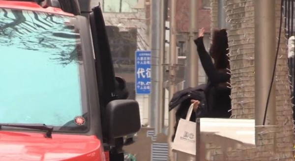 黄轩携女友购物！当街十指相扣好甜蜜，女方身材高挑气质不输女星