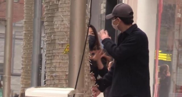 黄轩携女友购物！当街十指相扣好甜蜜，女方身材高挑气质不输女星