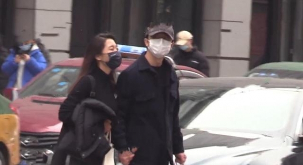 黄轩携女友购物！当街十指相扣好甜蜜，女方身材高挑气质不输女星