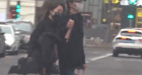 黄轩携女友购物！当街十指相扣好甜蜜，女方身材高挑气质不输女星