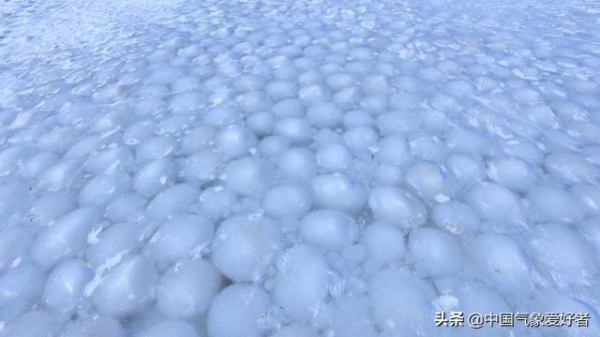 东北大湖现罕见“冰汤圆”，是寒潮南下前兆？分析：确和降温有关