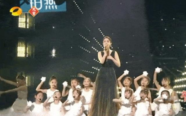 2022元宵晚会名场面：张小斐歌声迷人，中国女足唱《铿锵玫瑰》