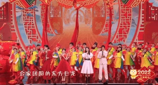 2022元宵晚会名场面：张小斐歌声迷人，中国女足唱《铿锵玫瑰》