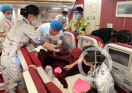 孕妇万米高空临产，空姐护士联合接生