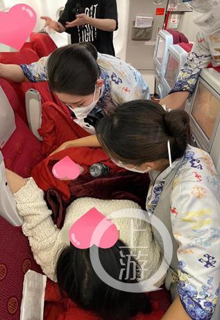孕妇万米高空临产，空姐护士联合接生